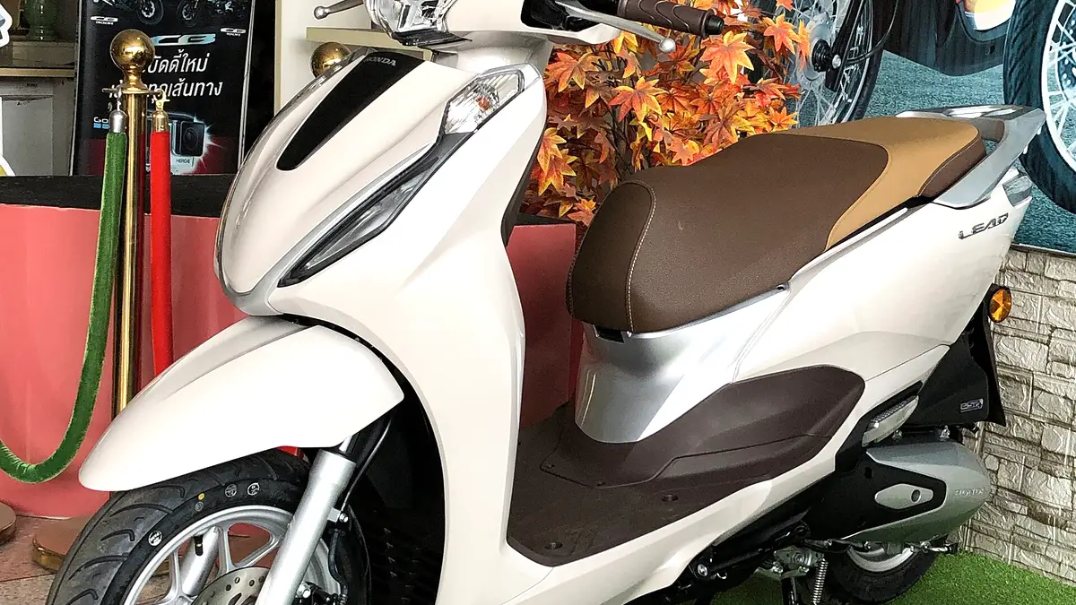 Chiếc xe tay ga Honda Lead màu trắng ngà, yên nâu