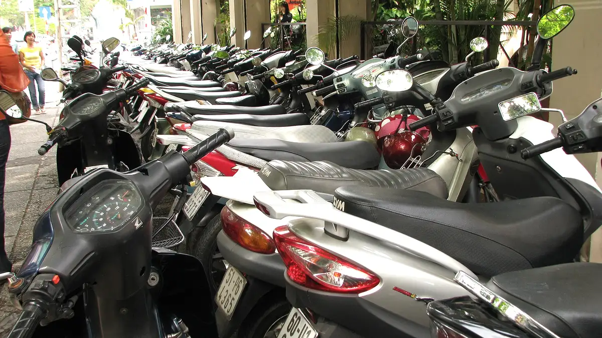 Hàng dài xe máy xếp sát nhau bên lề đường ở Sài Gòn