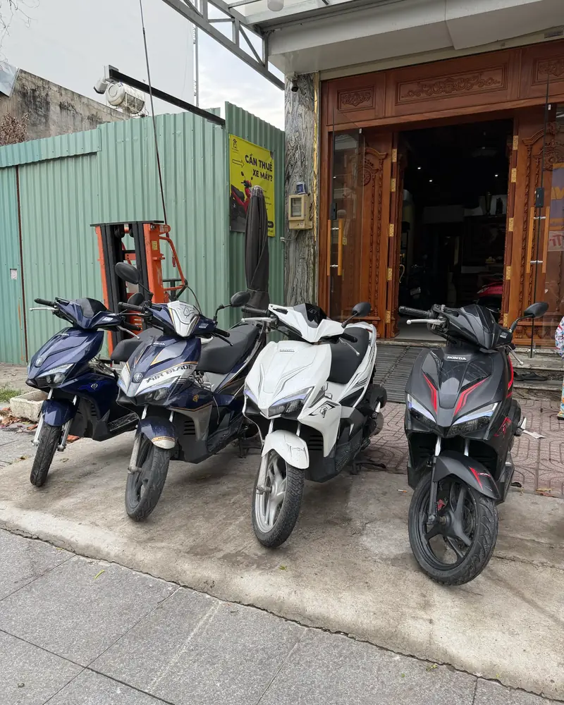Các xe của Motorent xếp trước cửa hàng